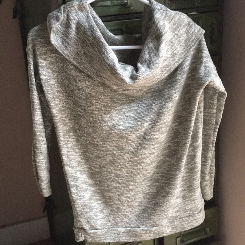 Throw neck sweater gray and whitish